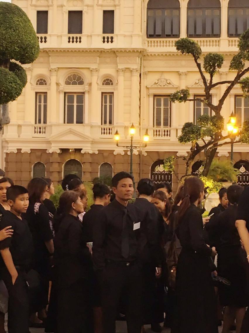 องค์การบริหารส่วนตำบลและประชาชนร่วมเดินทางไปถวายอาลัย