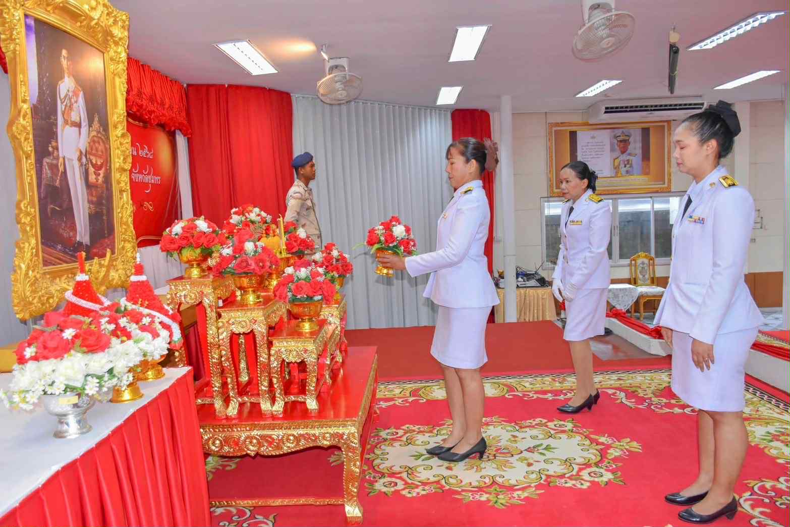 พิธีเจริญพระพุทธมนต์ ทำบุญตักบาตรพระราชกุศล และพิธีวางพานพุ่มดอกไม้ถวายสักการะ