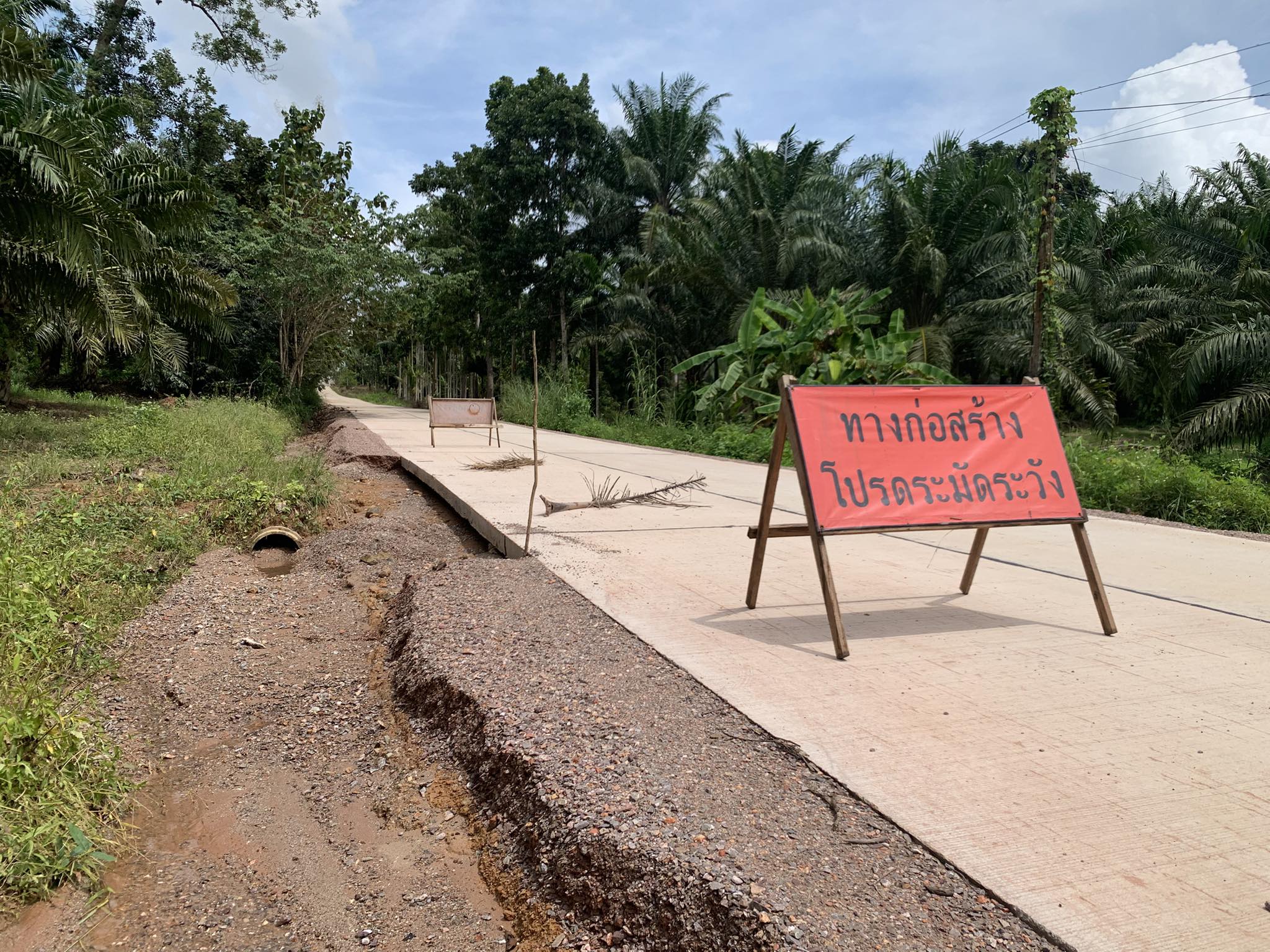 🛑🚧  โปรดปฏิบัติตามป้ายเตือน และคำแนะนำของเจ้าหน้าที่อย่างเคร่งครัด
ด้วยขณะนี้ เส้นทาง สายซอย 3 นิคม หมู่ที่ 5 ตำบลคุริง อำเภอท่าแซะ จังหวัดชุมพร อยู่ระหว่างดำเนินการก่อสร้าง จึงขอแจ้งให้พี่น้องประชาชนที่สัญจรผ่านเส้นทางดังกล่าว โปรดใช้ความระมัดระวังในการขับขี่เป็นพิเศษ