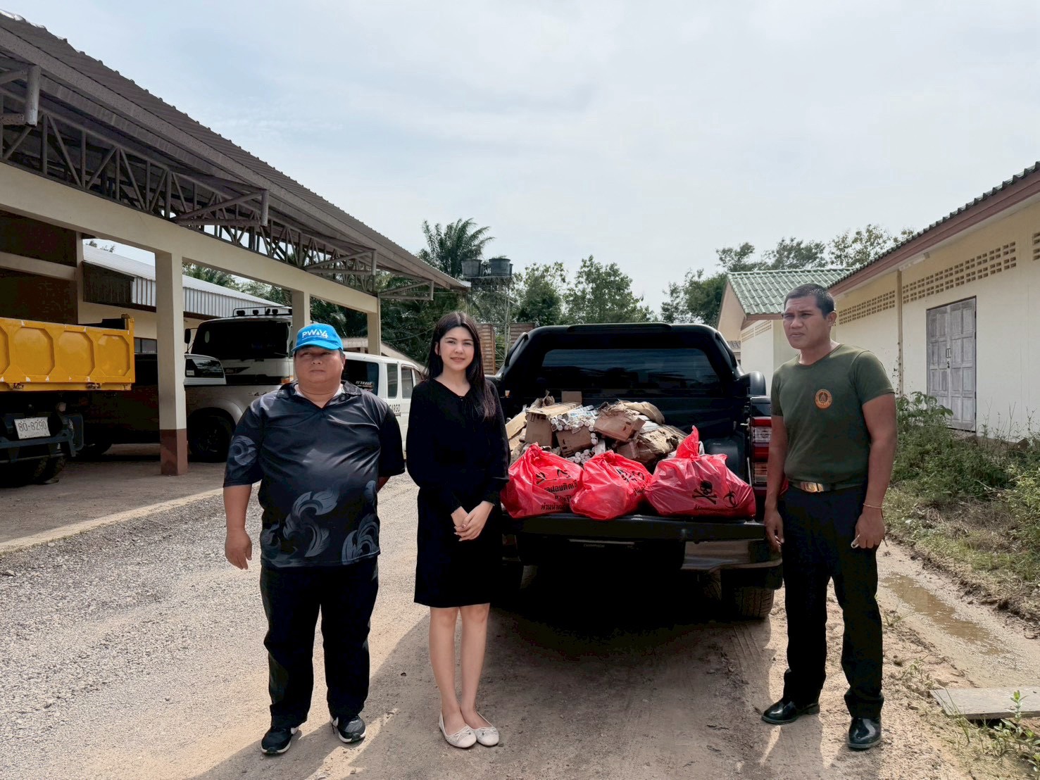 องค์การบริหารส่วนตำบลคุริง รวบรวมนำส่งขยะอันตราย เพื่อนำไปกำจัดอย่างถูกวิธี ที่องค์การบริหารส่วนจังหวัดชุมพร